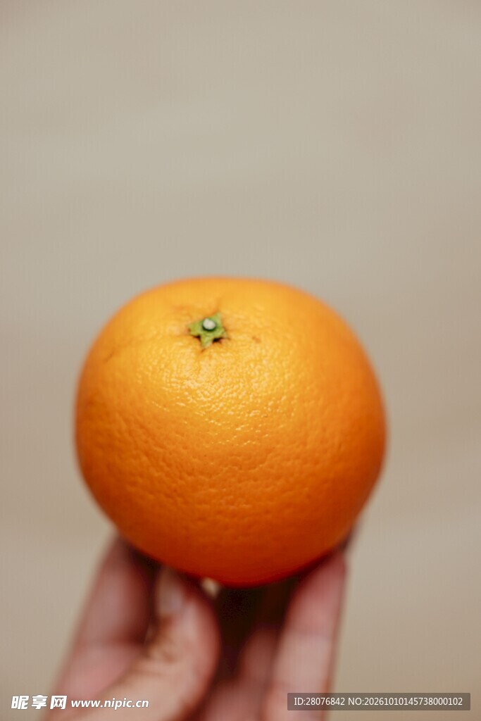 手托新鲜橙子