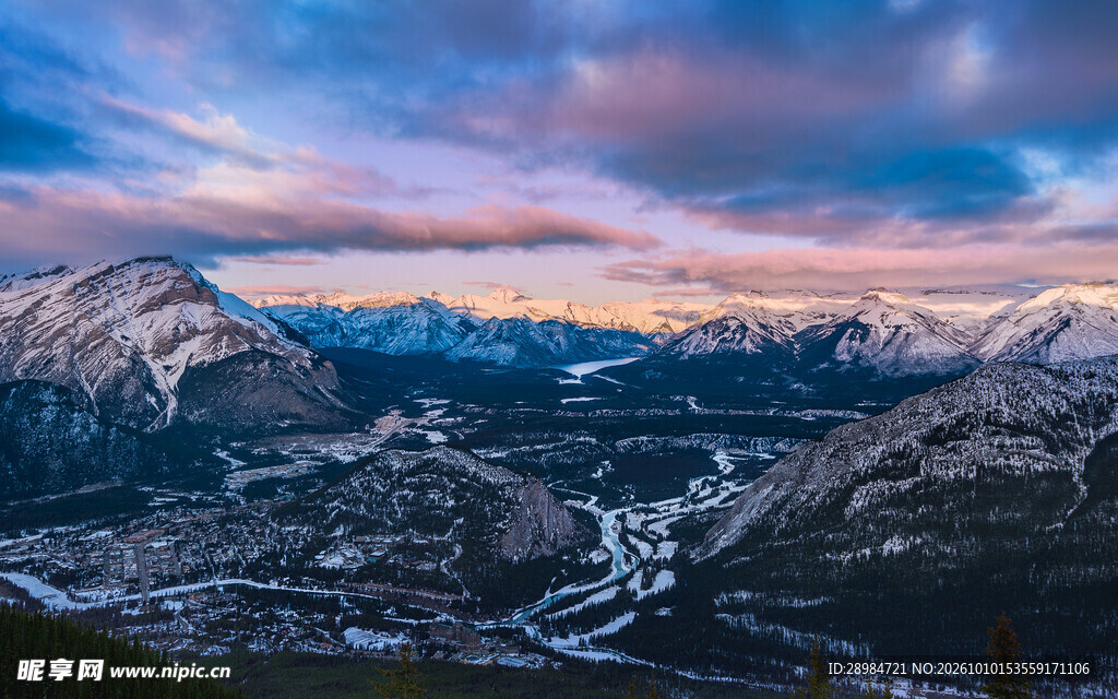 雪山峡谷黄昏盛景