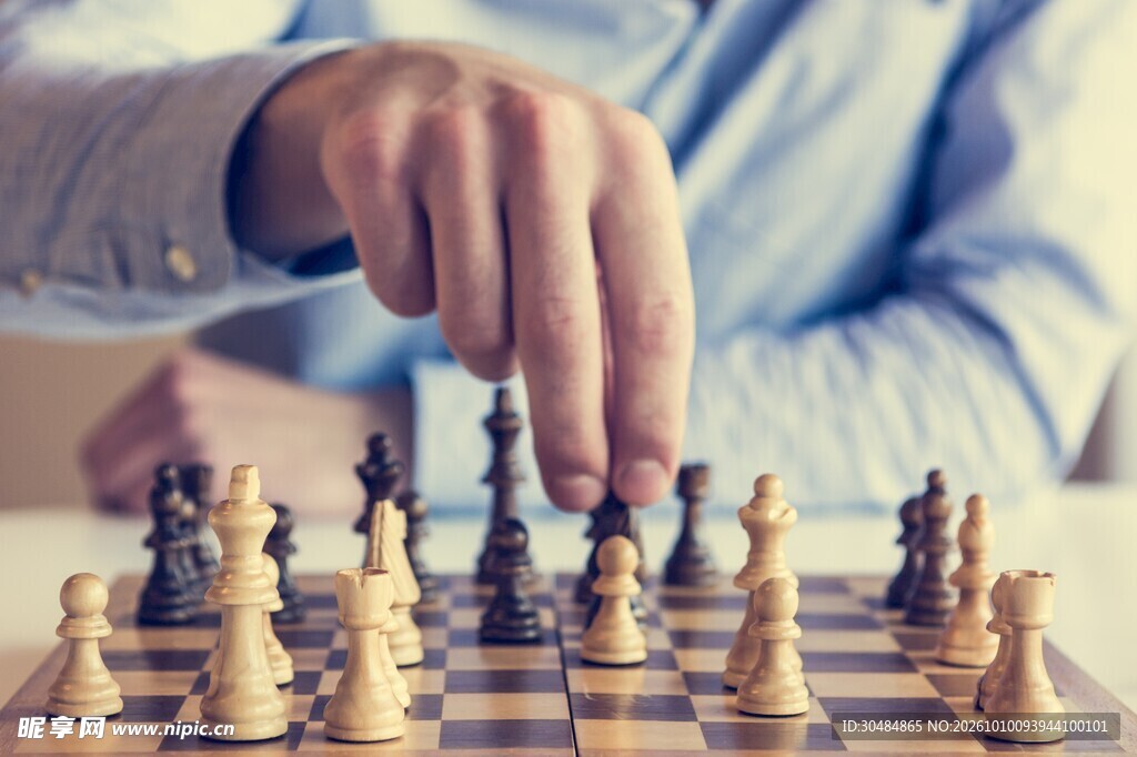 商务人士下国际象棋