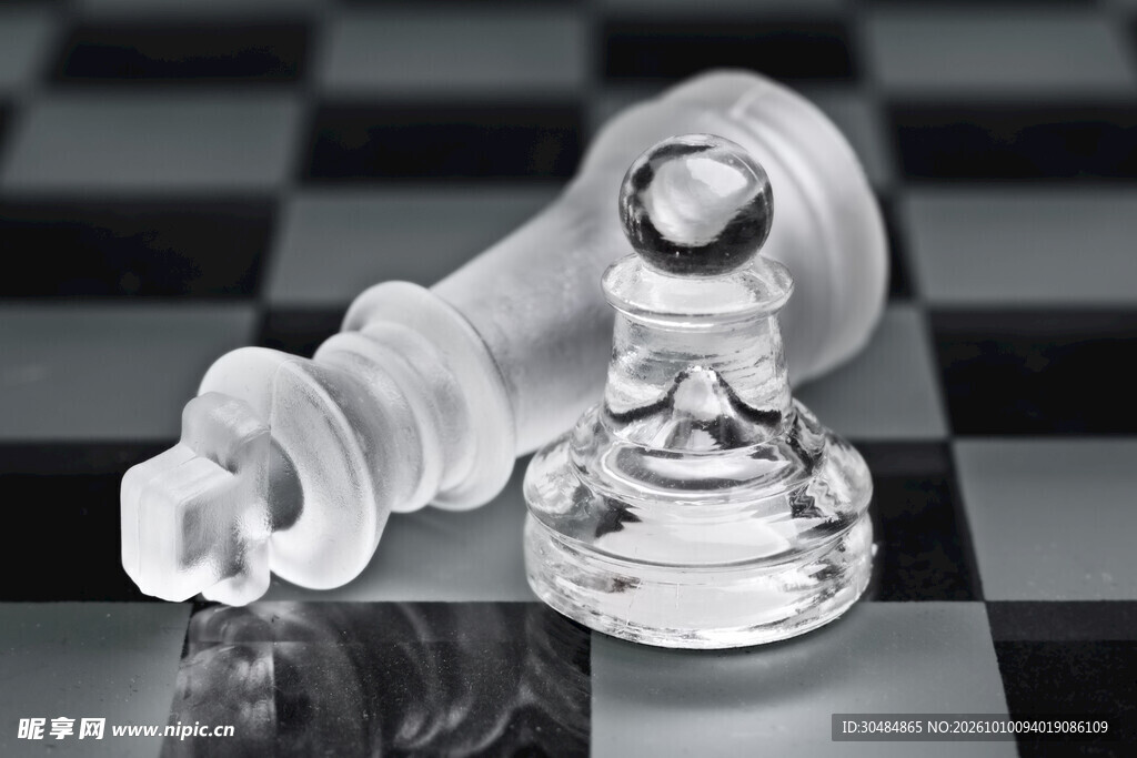 倒地的透明国际象棋棋子