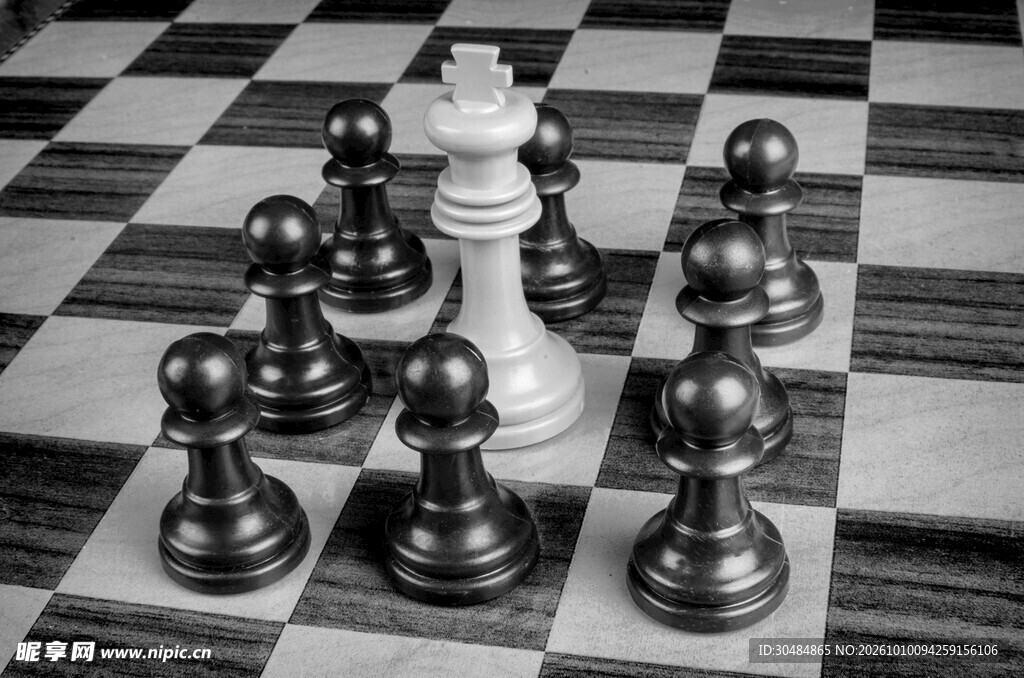 被黑兵包围的国际象棋白王