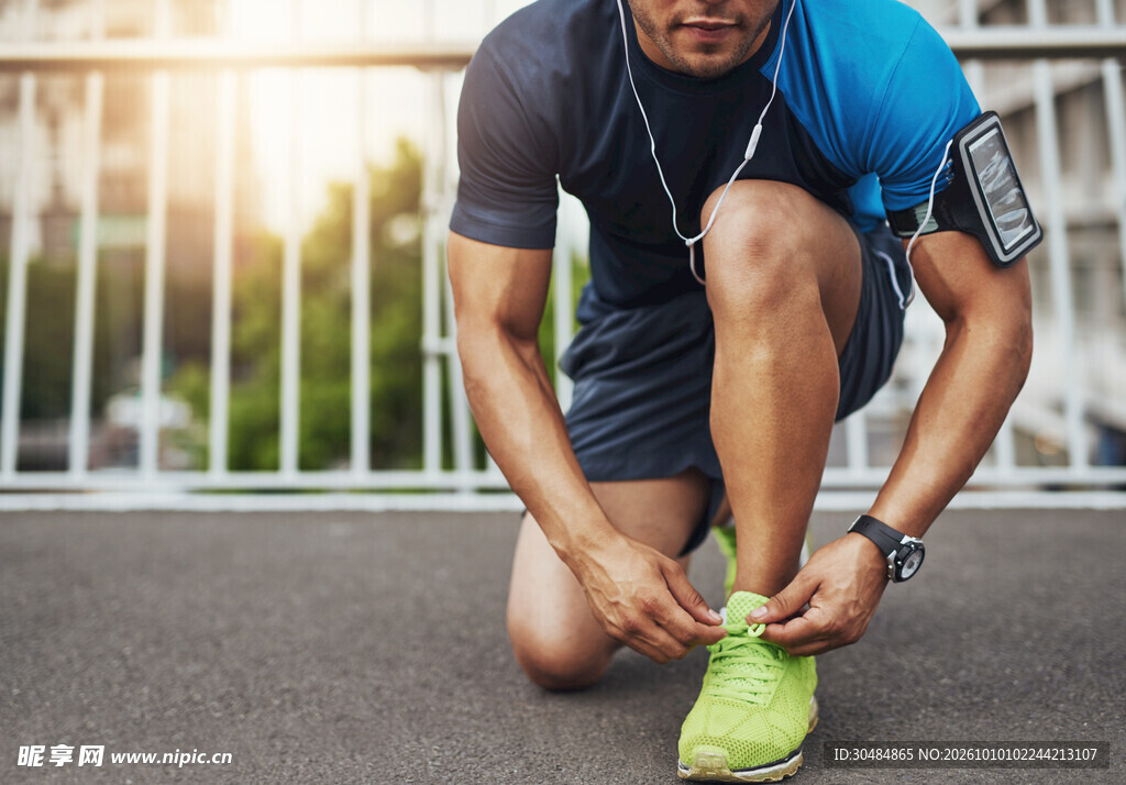 晨跑男子蹲身系鞋带