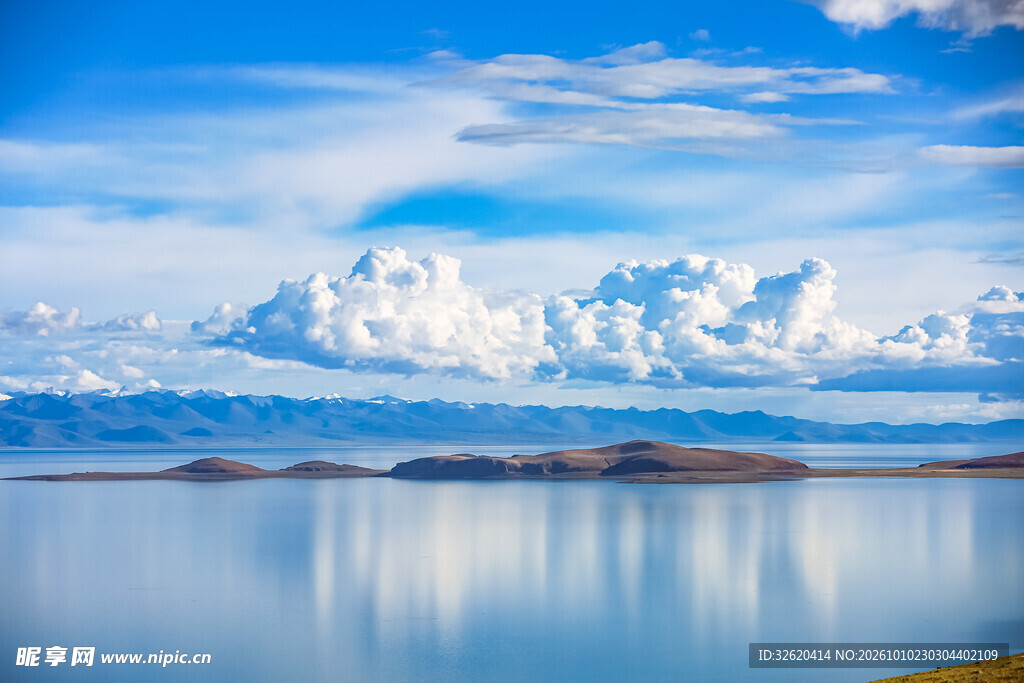 高原湖泊晴空美景