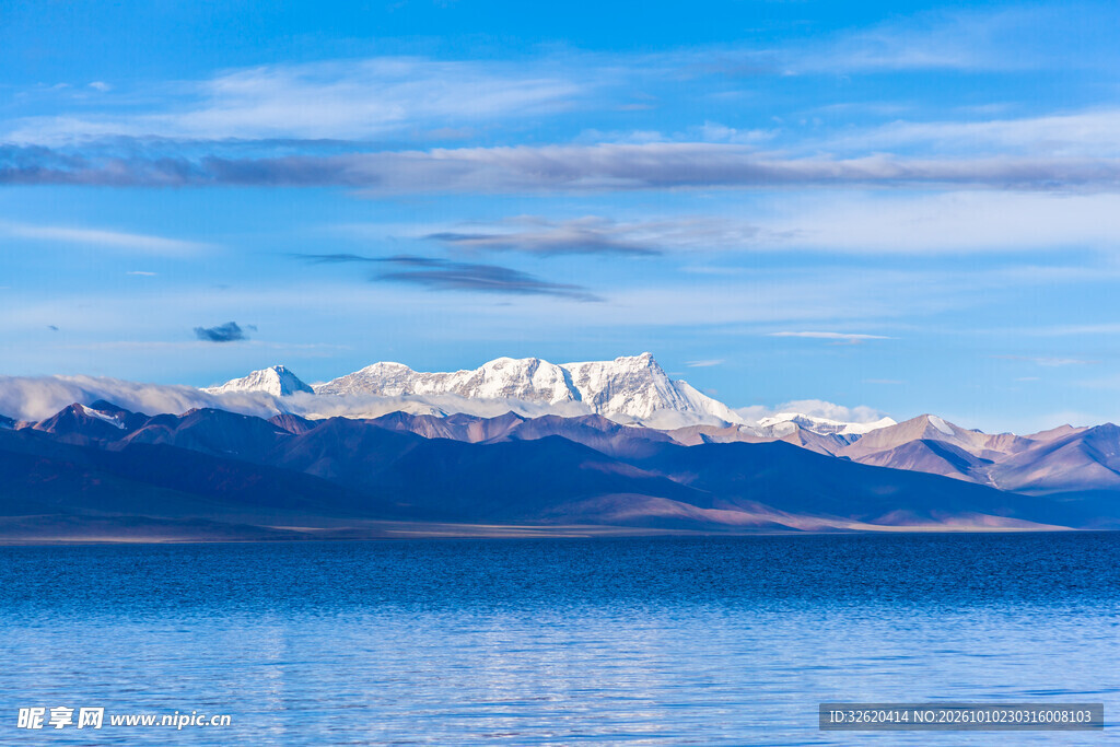 高原湖泊雪山风光
