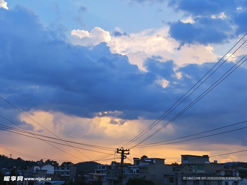 暮色下的城郊天空