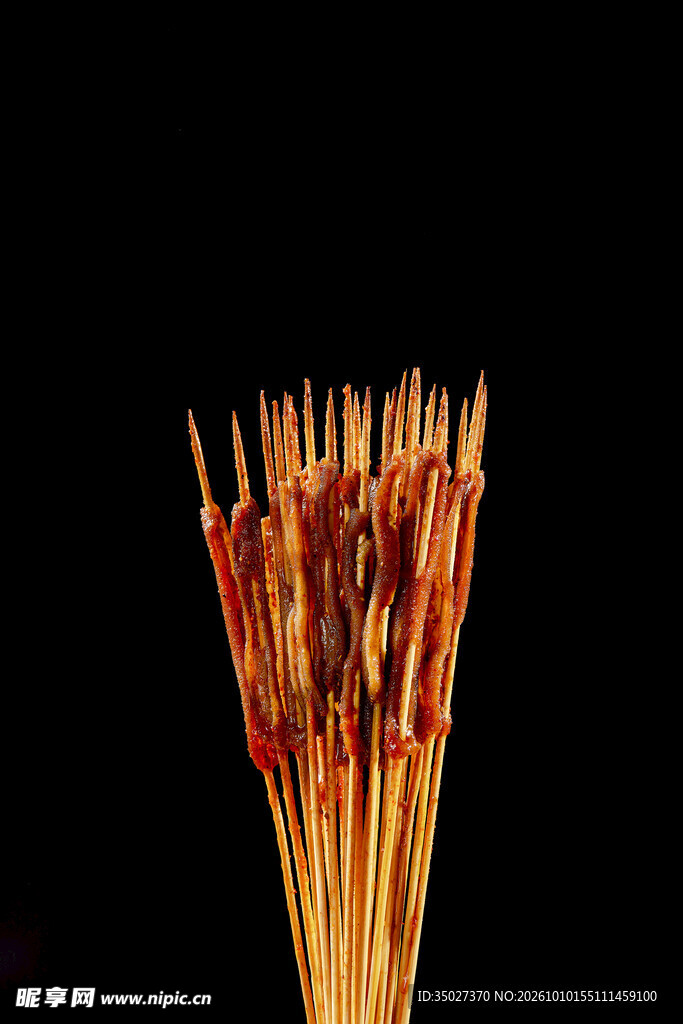 黑背景烤串特写