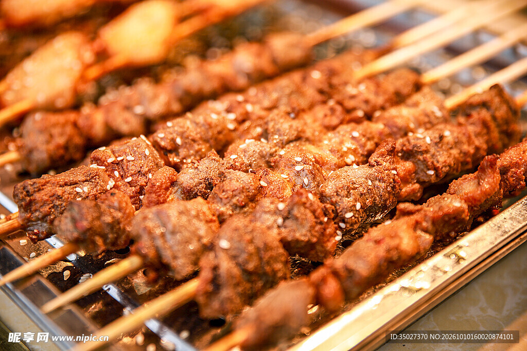 烤架上的焦香肉串