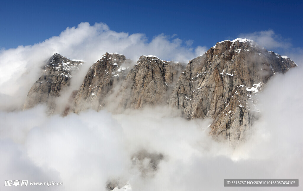 雪山峭壁