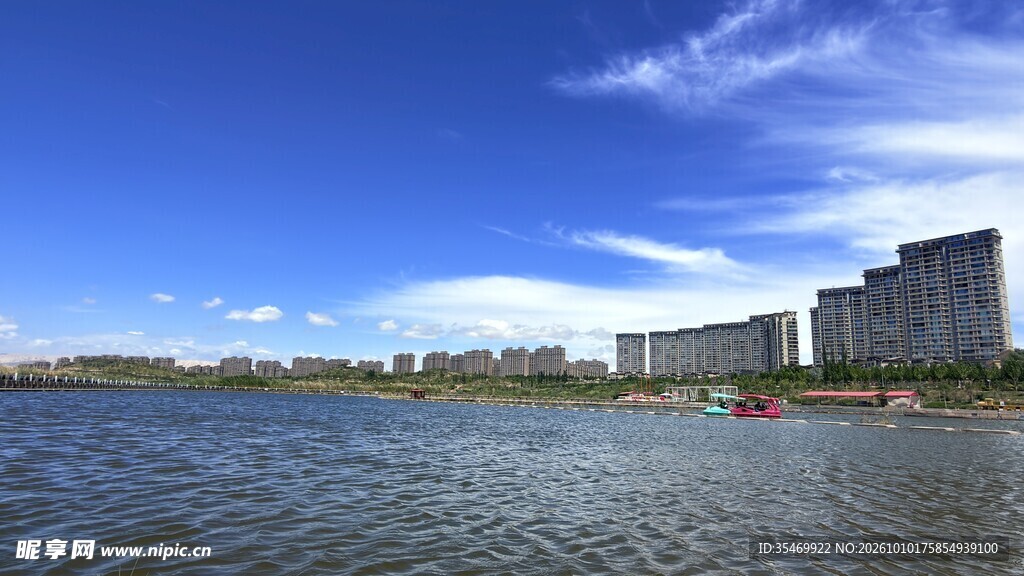 蓝天白云湖水实拍