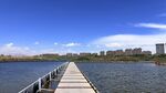 湖水蓝天栈道城市实拍