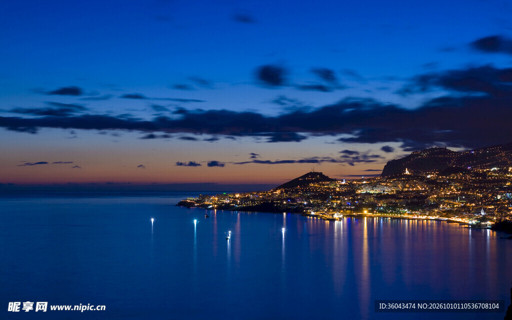 暮色滨海城市夜景