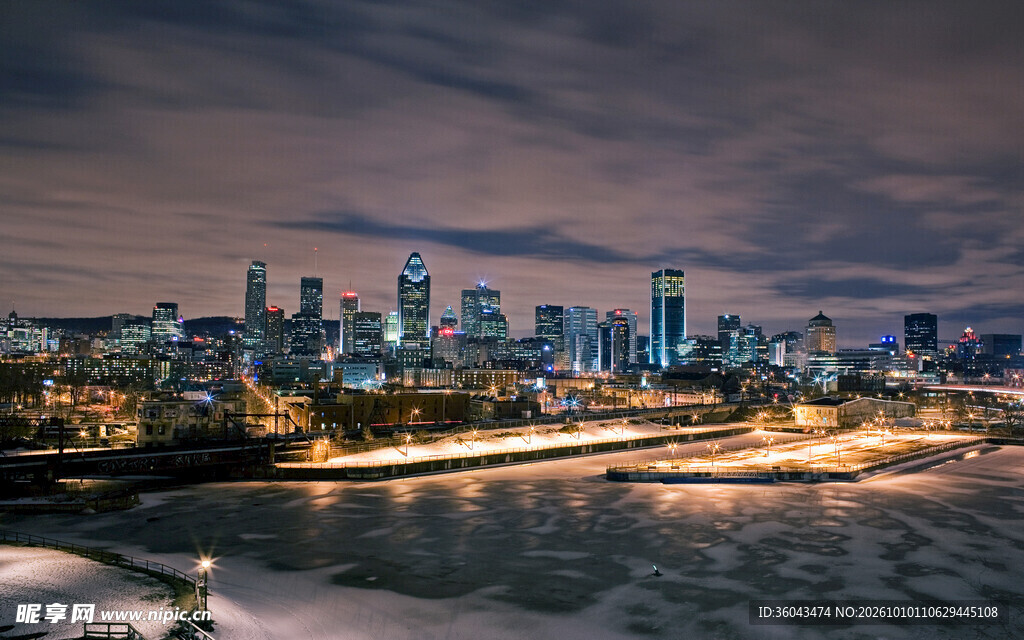 河畔城市璀璨夜景
