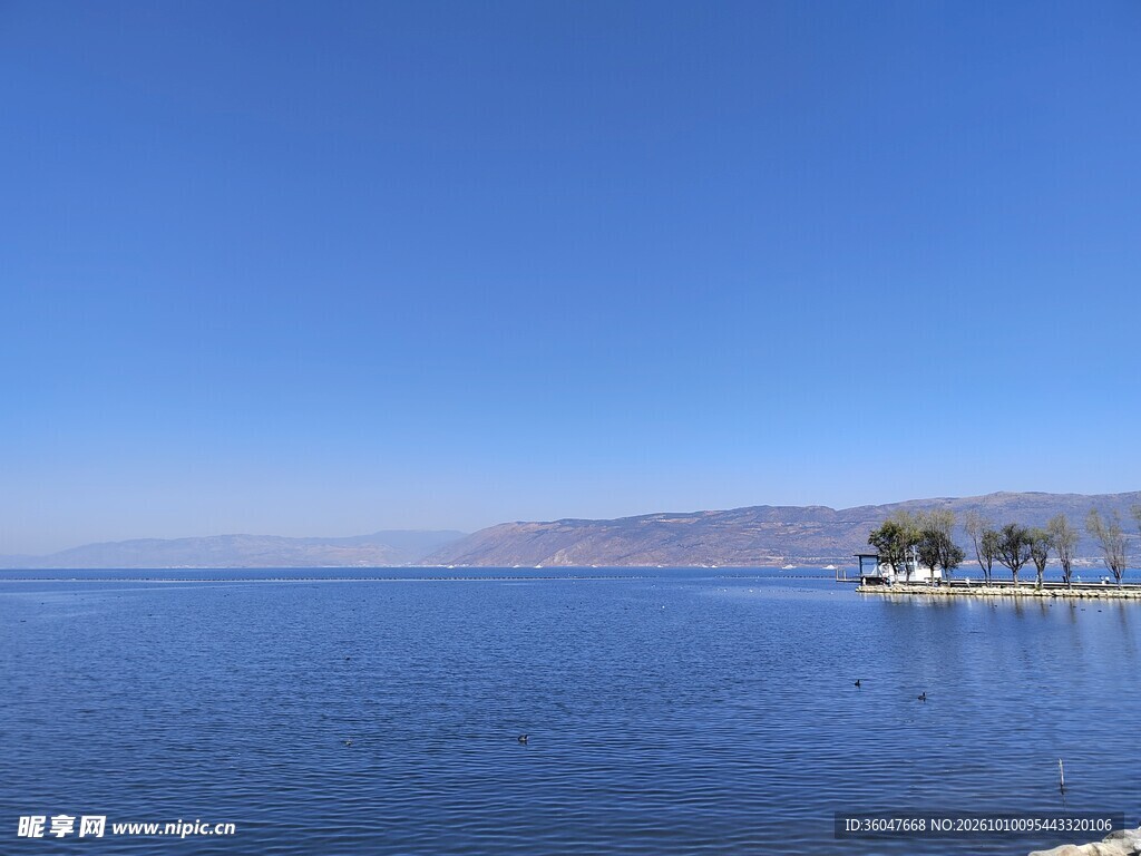 洱海 蓝天碧水湖岸风光