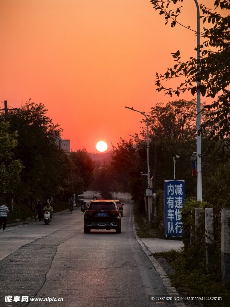 黄昏公路落日风光