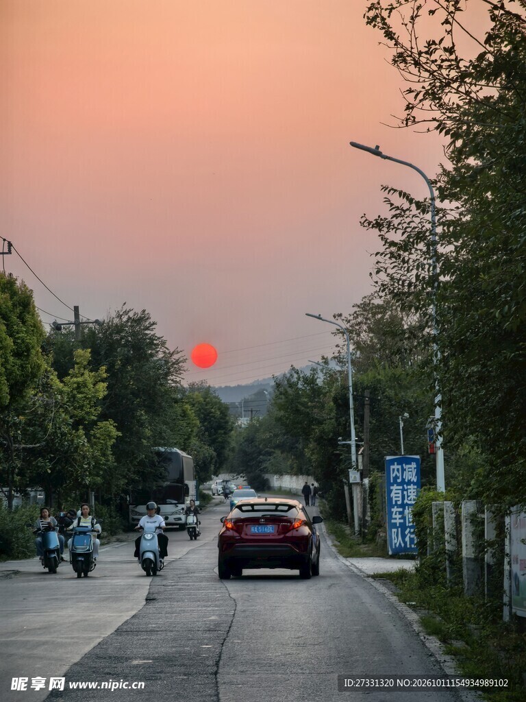 落日下的城郊公路
