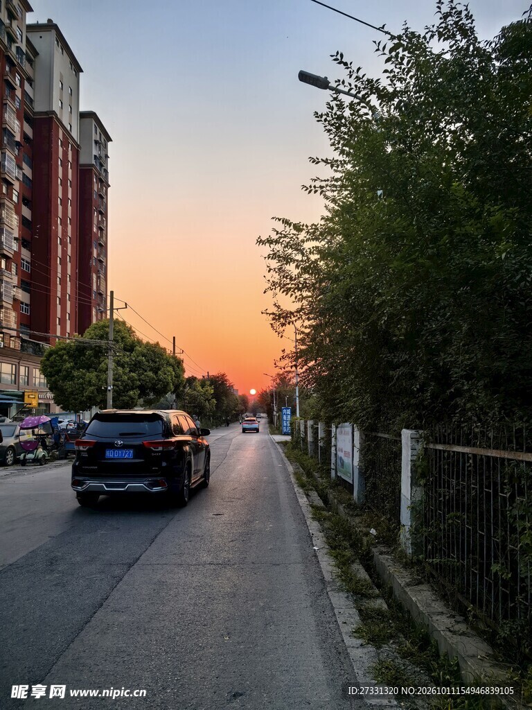 黄昏城市街道街景