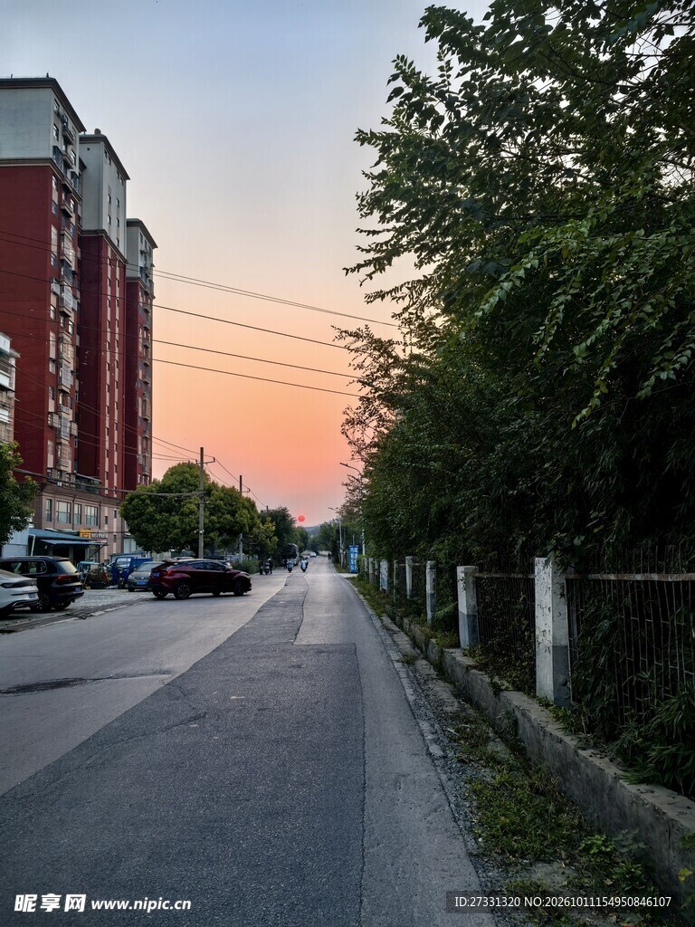 黄昏居民区街道景色