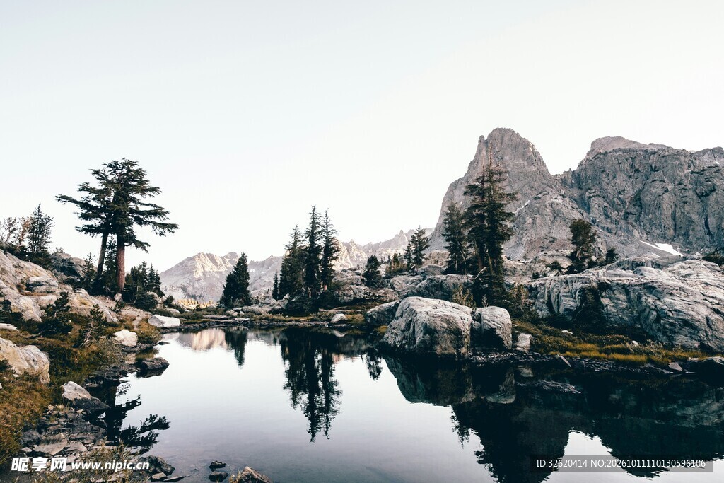 高山湖泊静谧风光