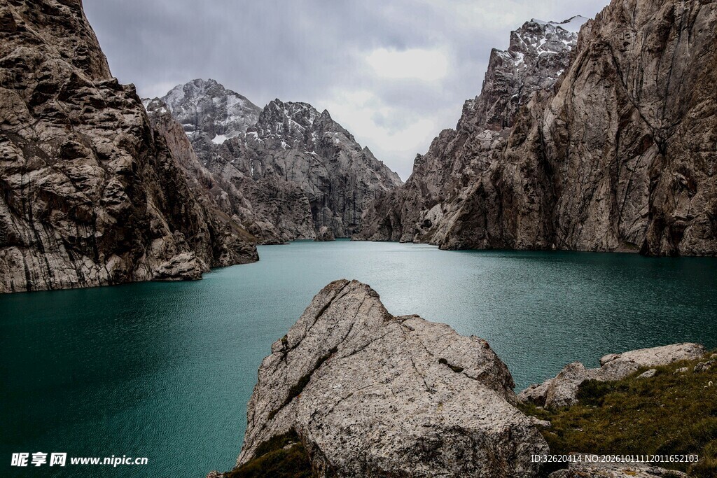 高山峡谷碧湖风光