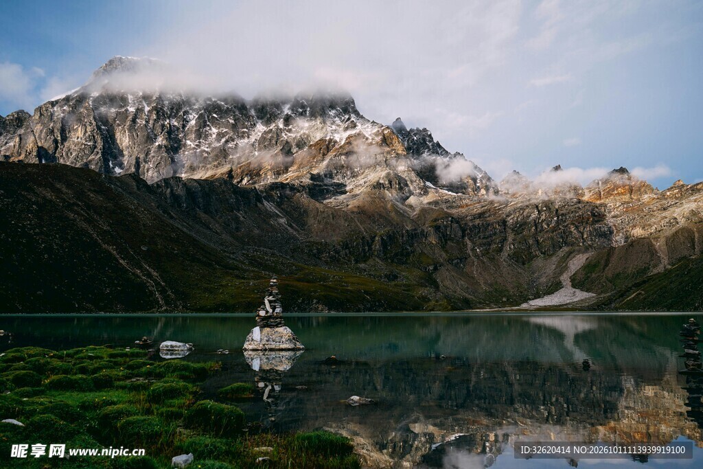 高原圣湖白塔风光