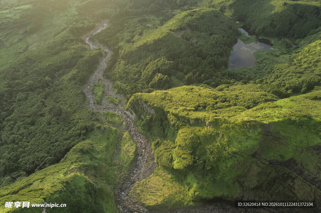 山间蜿蜒盘山公路