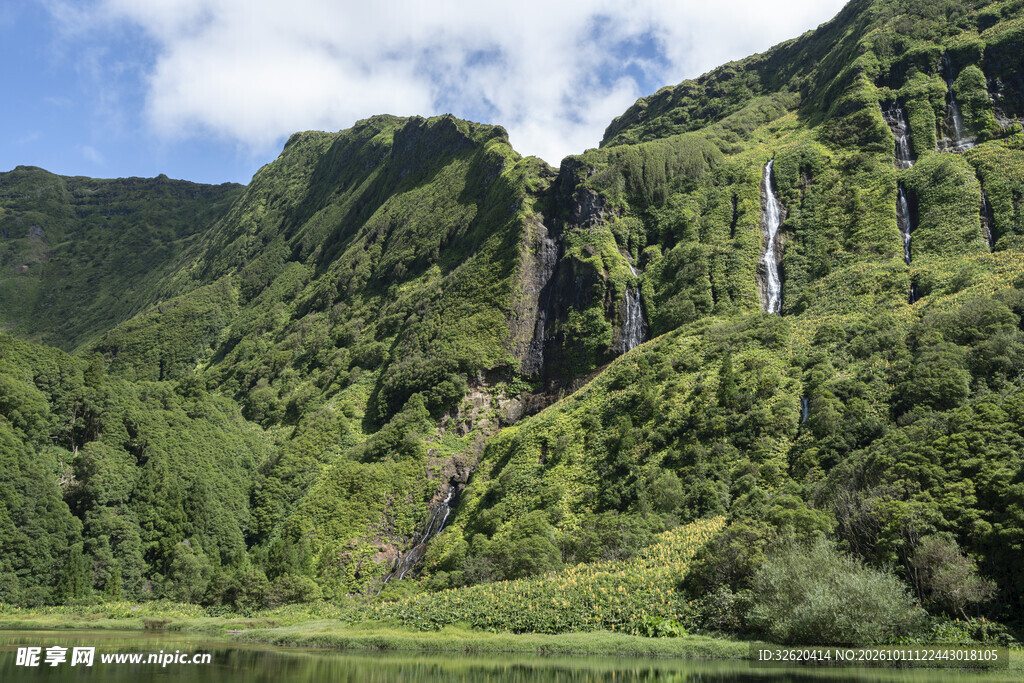 青山瀑布自然美景