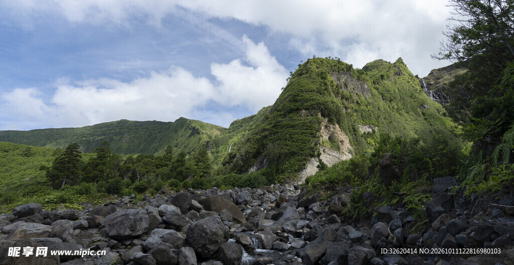 郊野青山晴日风光