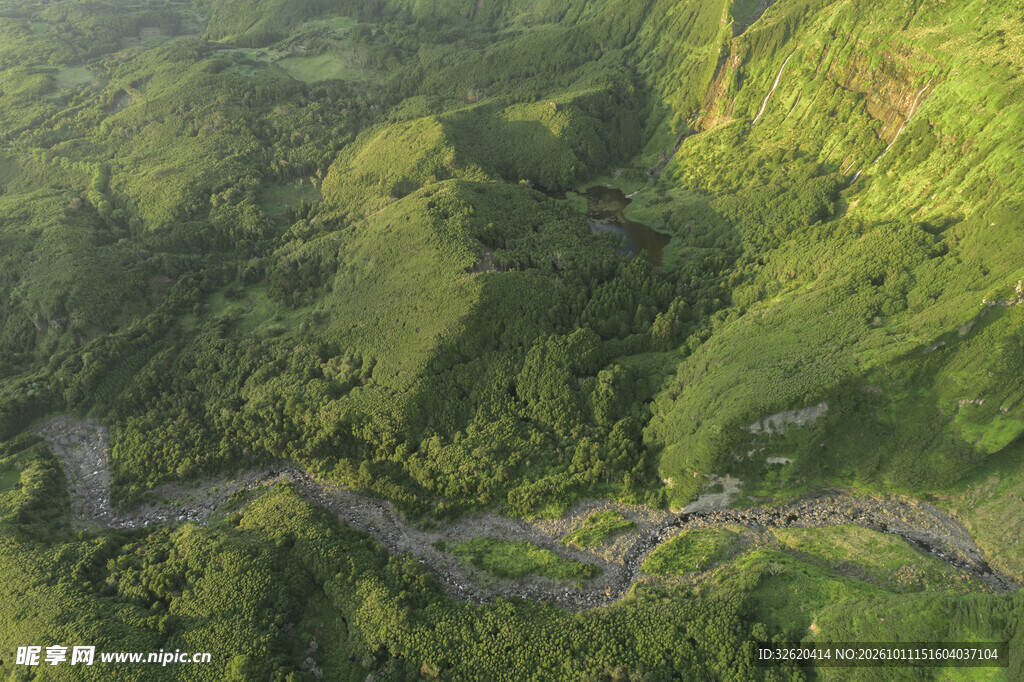 航拍山间蜿蜒公路