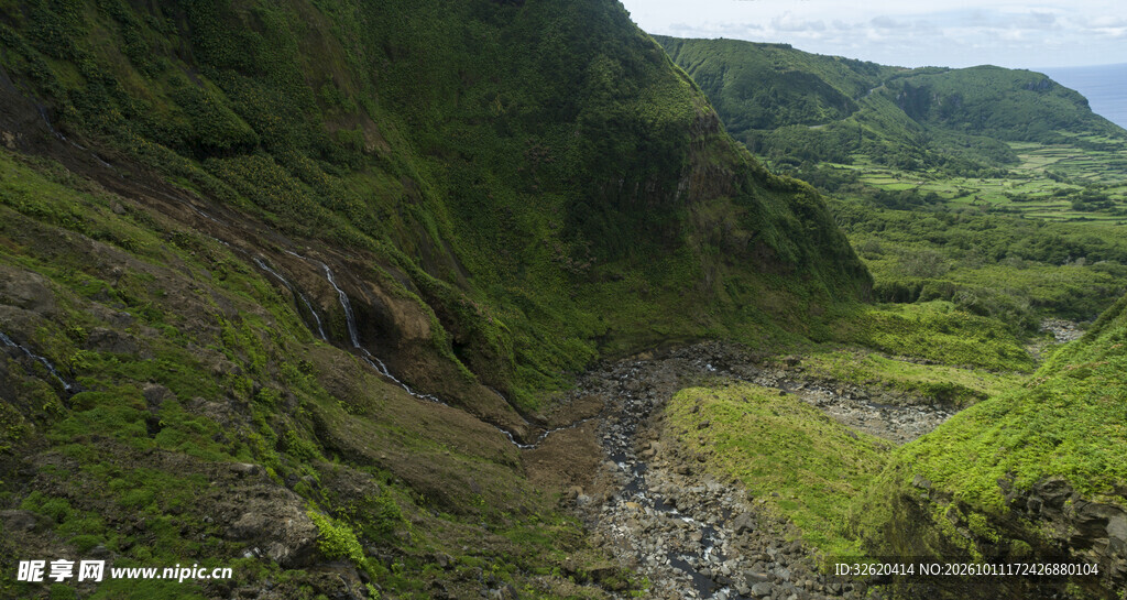 青绿山谷溪流风光