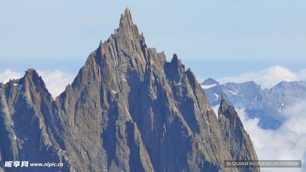 云端尖峰高山云海景观