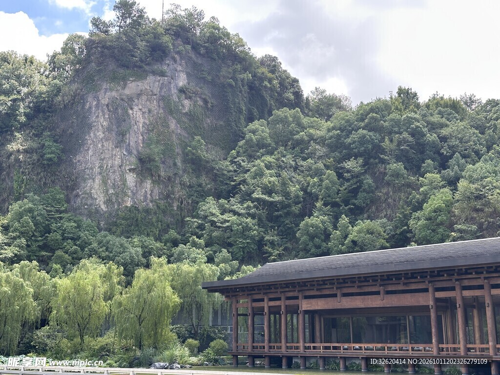 青山下中式建筑风光