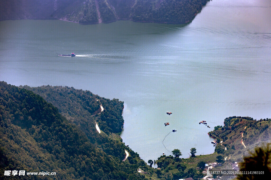 峡谷河流
