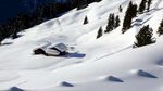雪坡上的冬日小屋