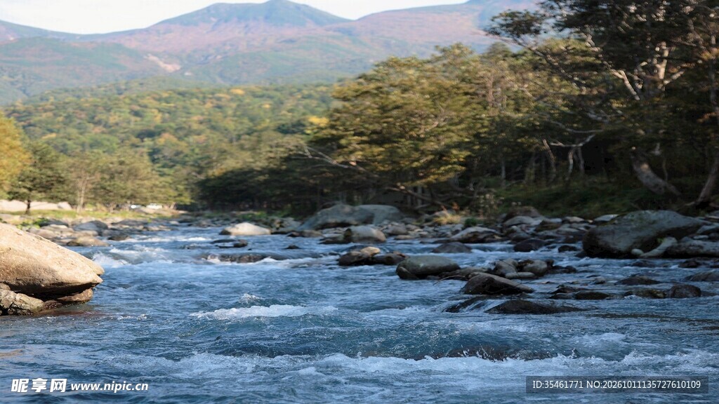 河畔山野自然风景