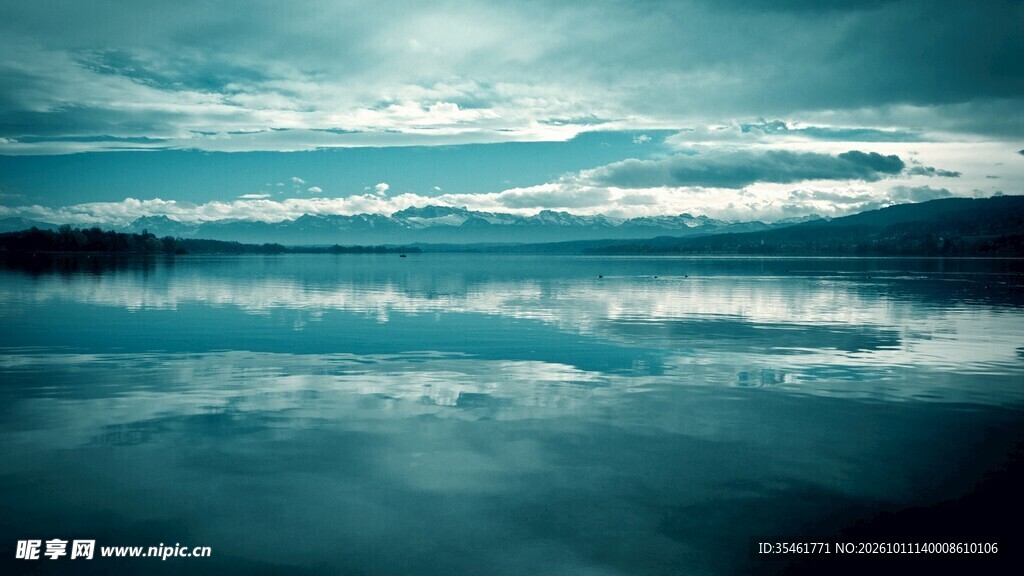 水天相映朦胧湖景