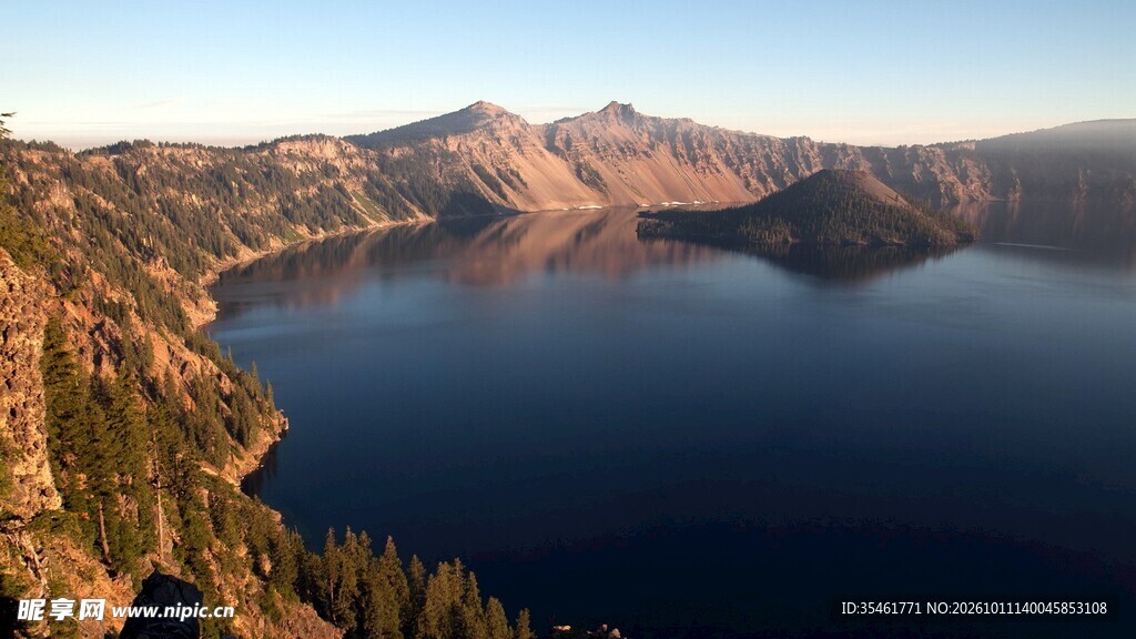 火山口湖晨曦风光