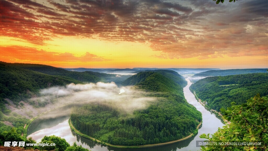 日落蜿蜒河湾自然盛景