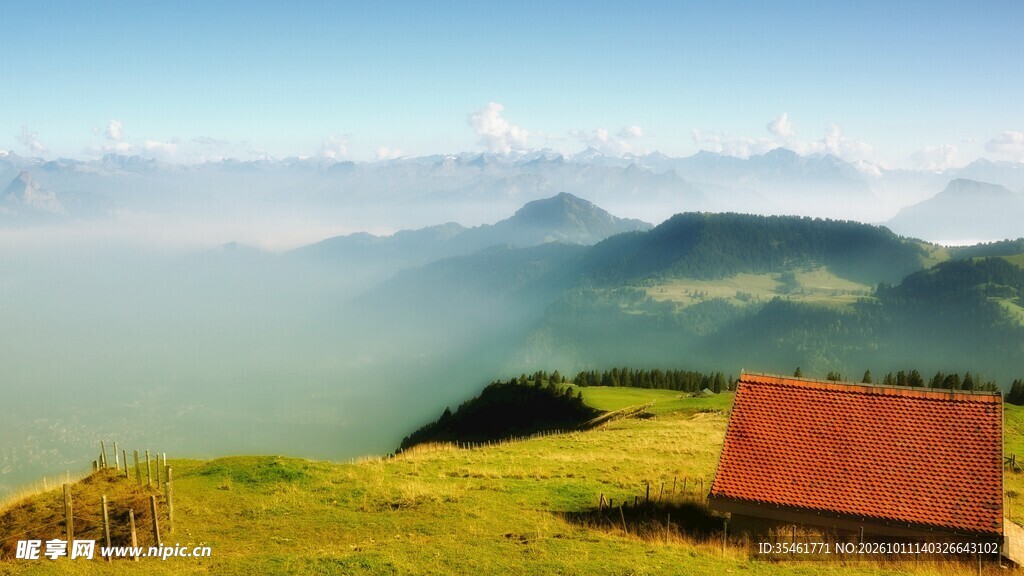 山野红屋晨雾美景