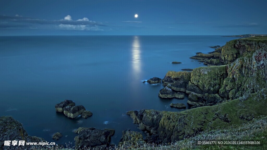 夜间海岸灯塔风光