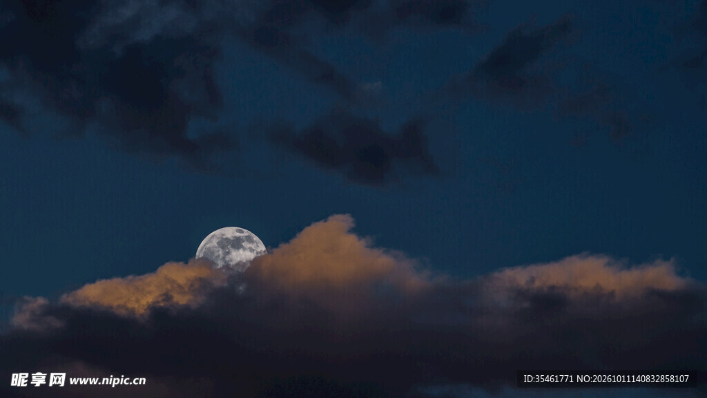 夜空云间露圆月