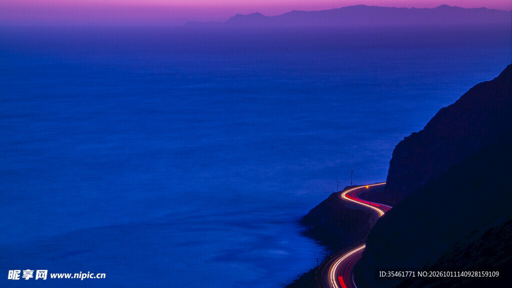 暮色海岸盘山公路夜景