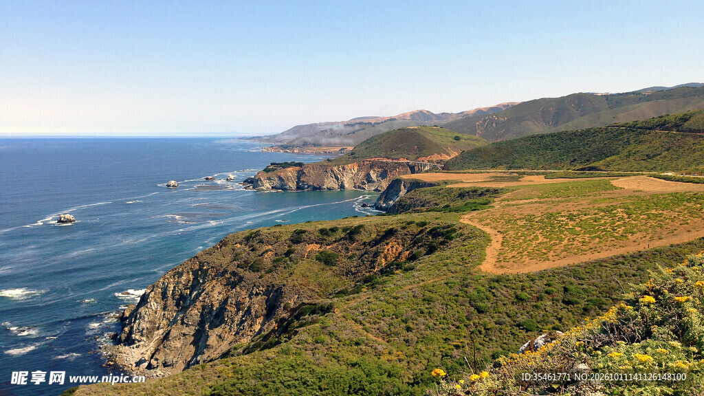 滨海崖岸晴日风光