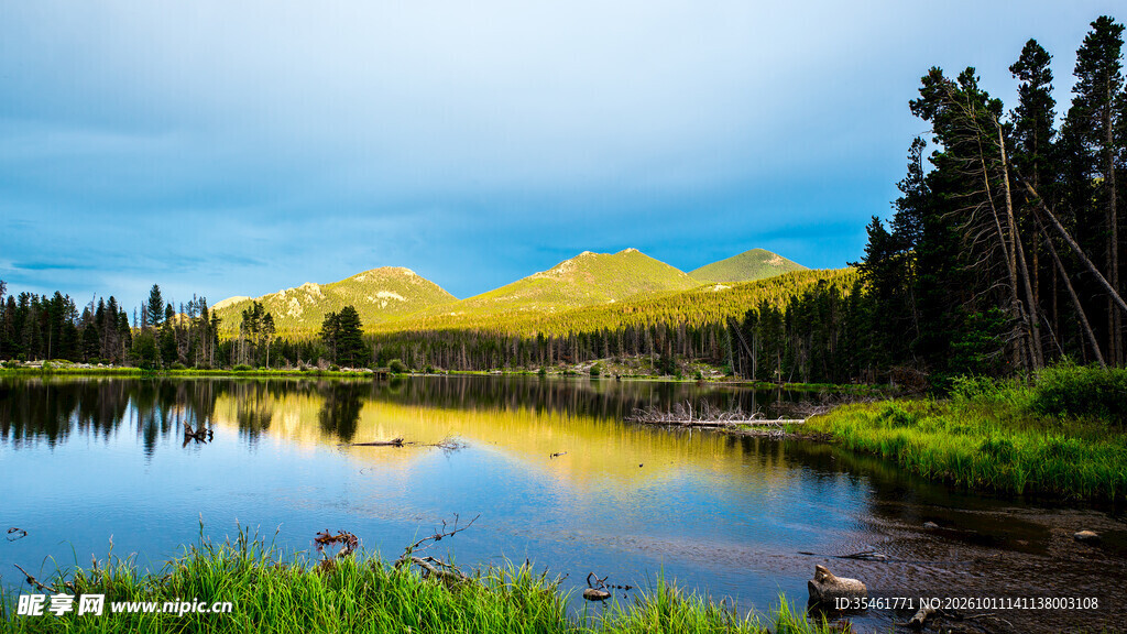 湖畔山湖自然美景