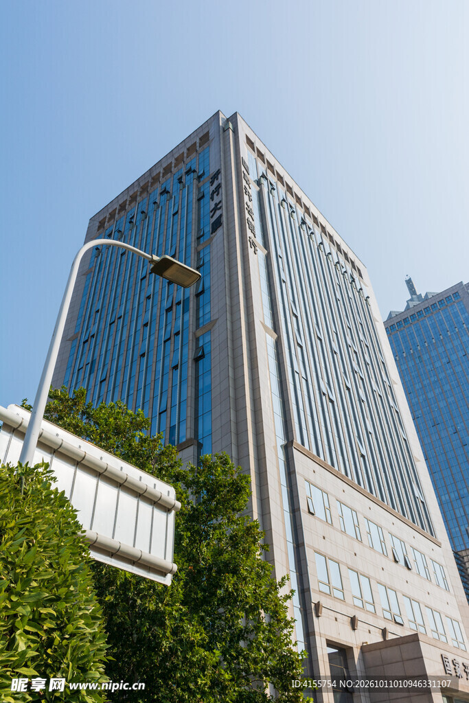 仰拍城市商务写字楼