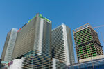 蓝天下的城市摩天建筑群