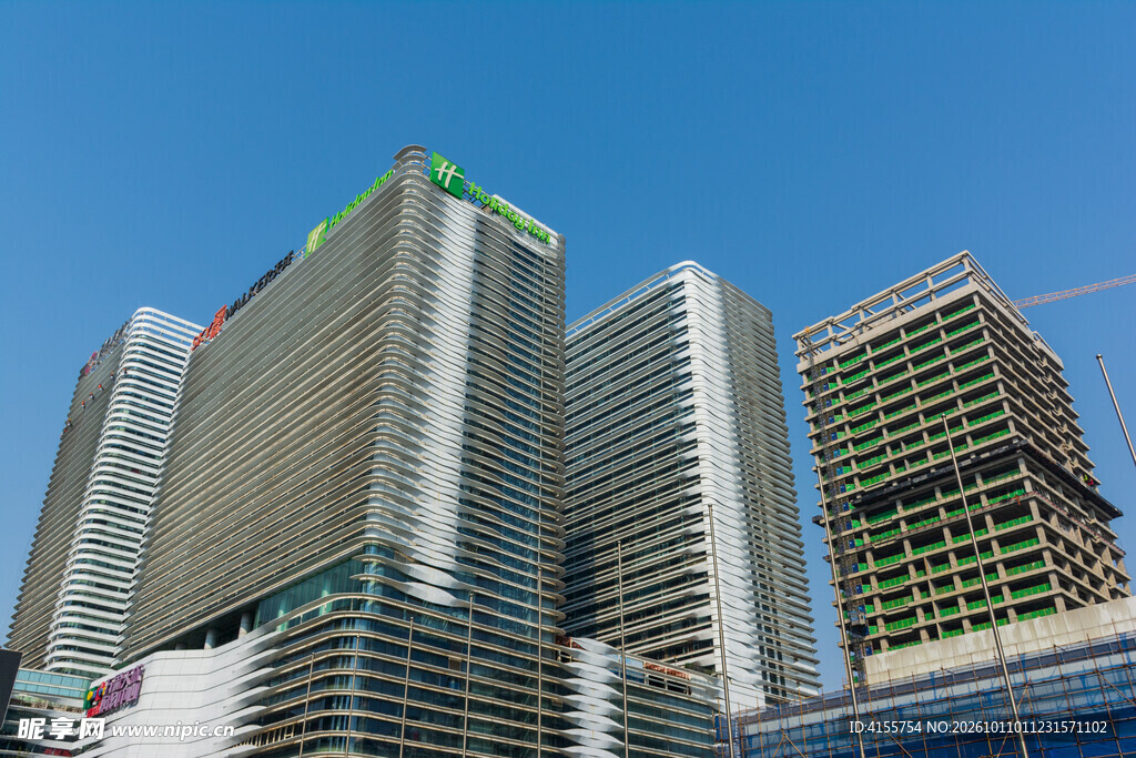 蓝天下的城市摩天建筑群