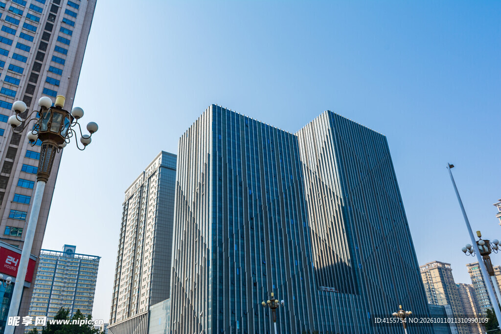 城市现代商务高楼仰拍