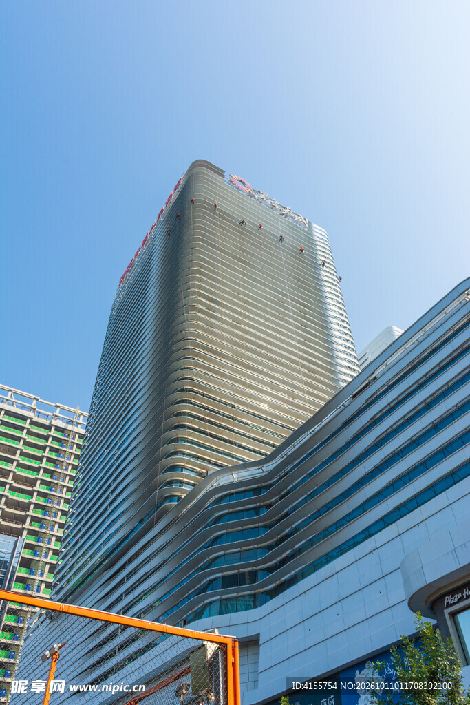 仰拍现代都市摩天大楼