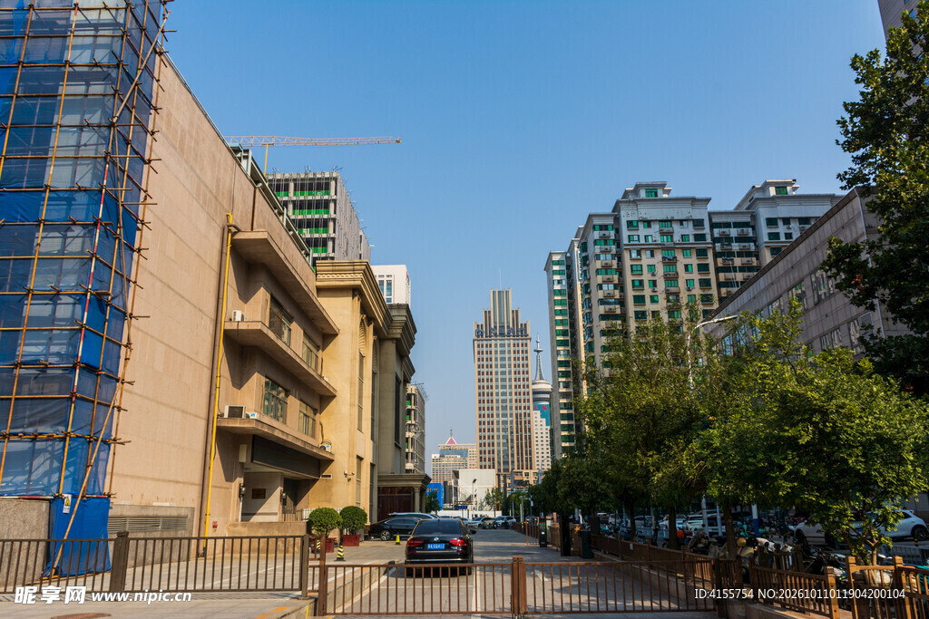 晴朗都市街景风光