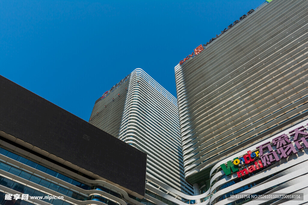 蓝天下的都市摩天建筑群